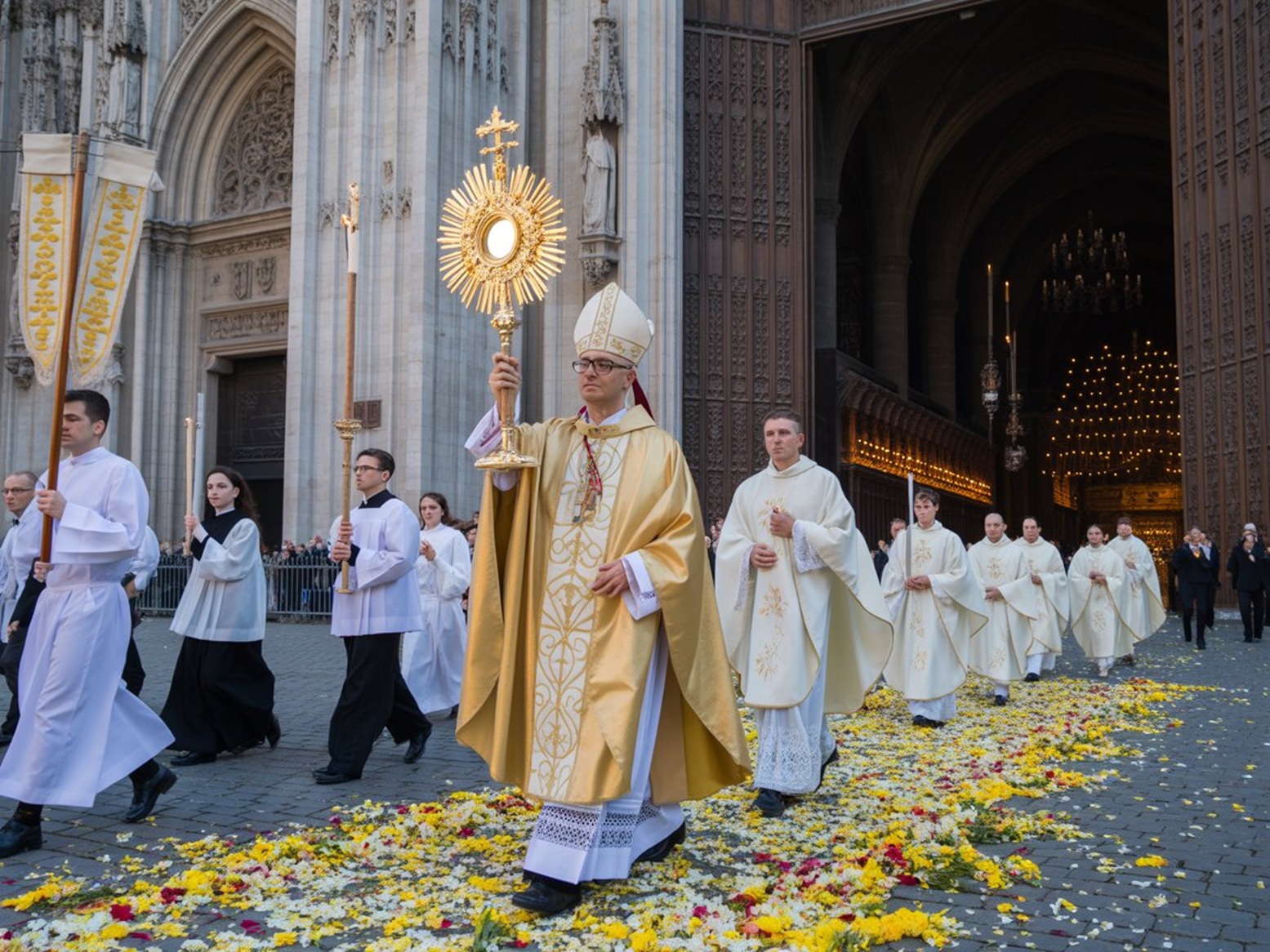 L'ostensoir, un jour de procession de la Fête-Dieu