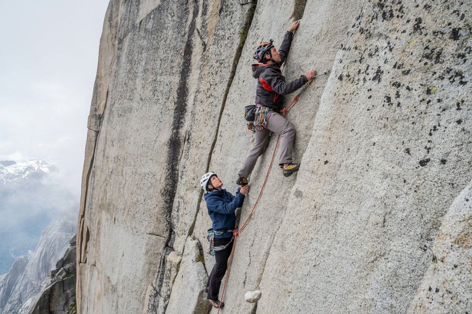 Deux Alpinistes 1 Deux alpinistes en cordée escaladent une paroi verticale
